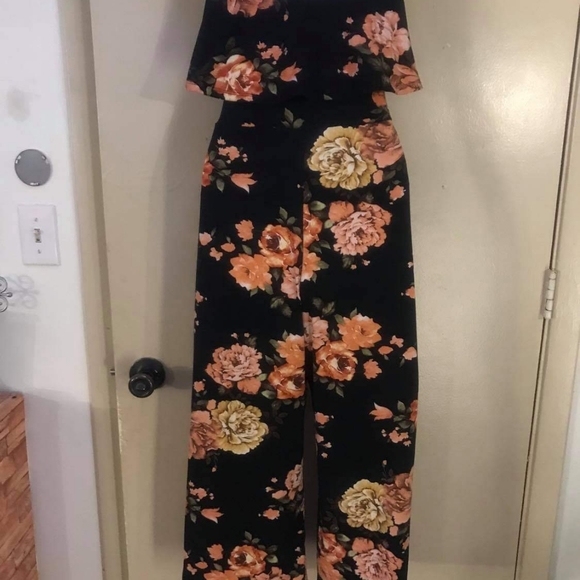 Heart hips brand size small floral romper - Picture 2 of 4